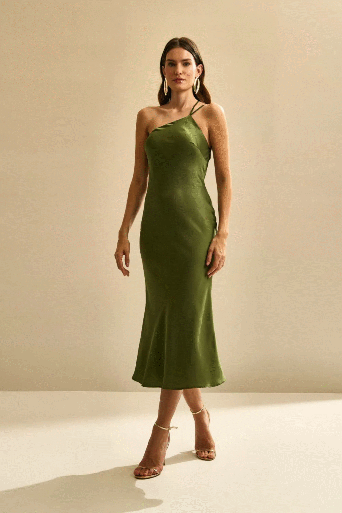 Modelo usando vestido midi de cetim verde elegante para casamento