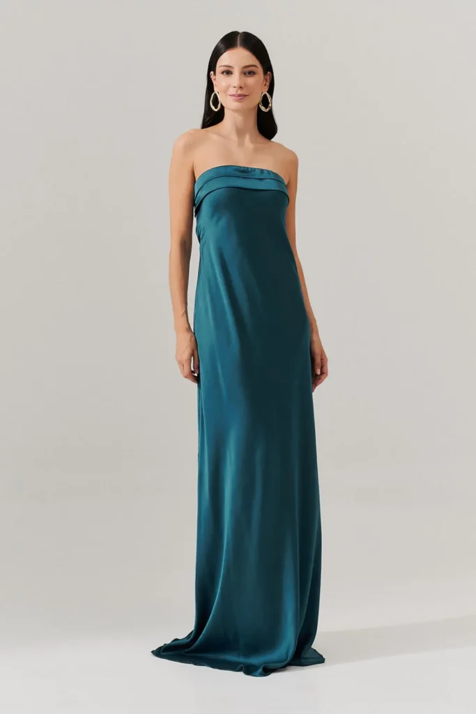 Modelo usando vestido longo azul petróleo com costas nuas da Koji para traje black tie