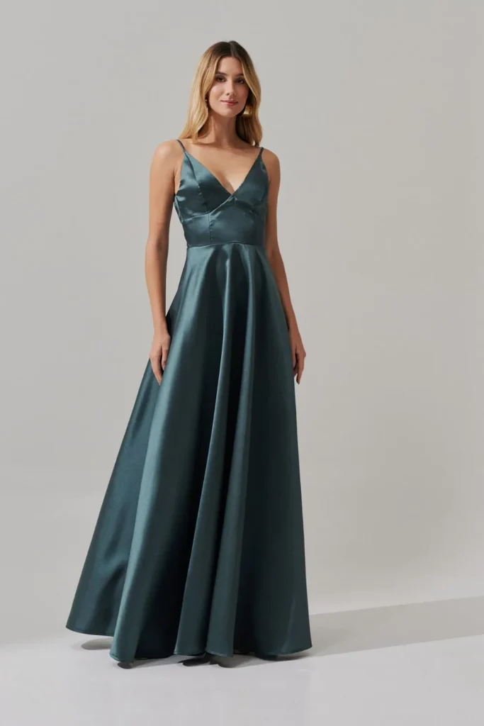 Modelo usando vestido longo de zibeline verde estruturado da Koji, ideal para festas de gala