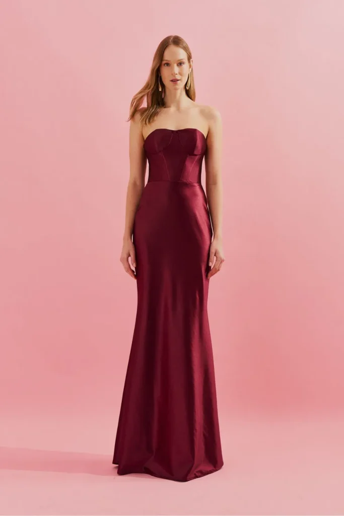 Modelo usando vestido longo sereia cor marsala da Koji, clássico para eventos