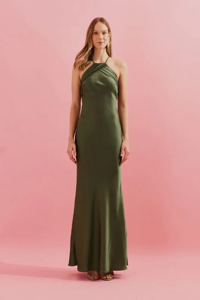 Modelo usando vestido long midi verde oliva com pregas e decote triangular da Koji, opção elegante para casamento civil e jantares