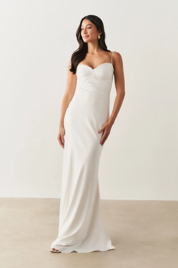 Modelo usando vestido longo de cetim com decote coração drapeado Croácia Off White da Koji, ideal para jantar de mini wedding e noivas