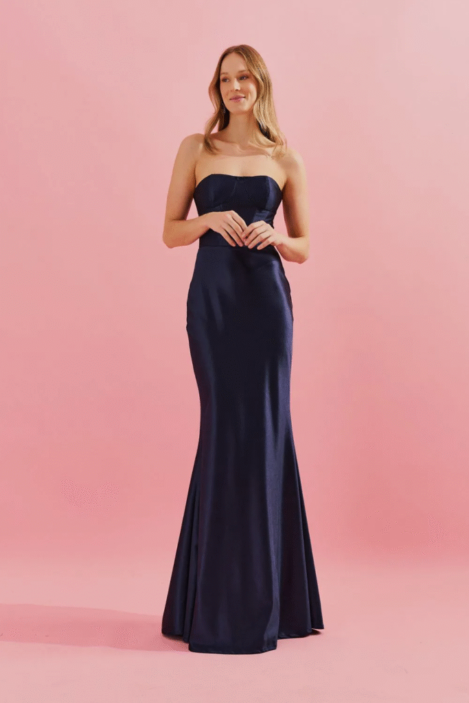 Modelo usando vestido longo azul marinho corte sereia estruturado Coimbra da Koji, clássico para madrinhas de casamento à noite e formandas