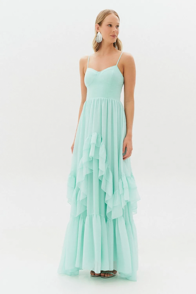 Modelo usando vestido longo azul tiffany com volume e movimento Bélgica da Koji, perfeito para convidadas de casamentos ao pôr do sol