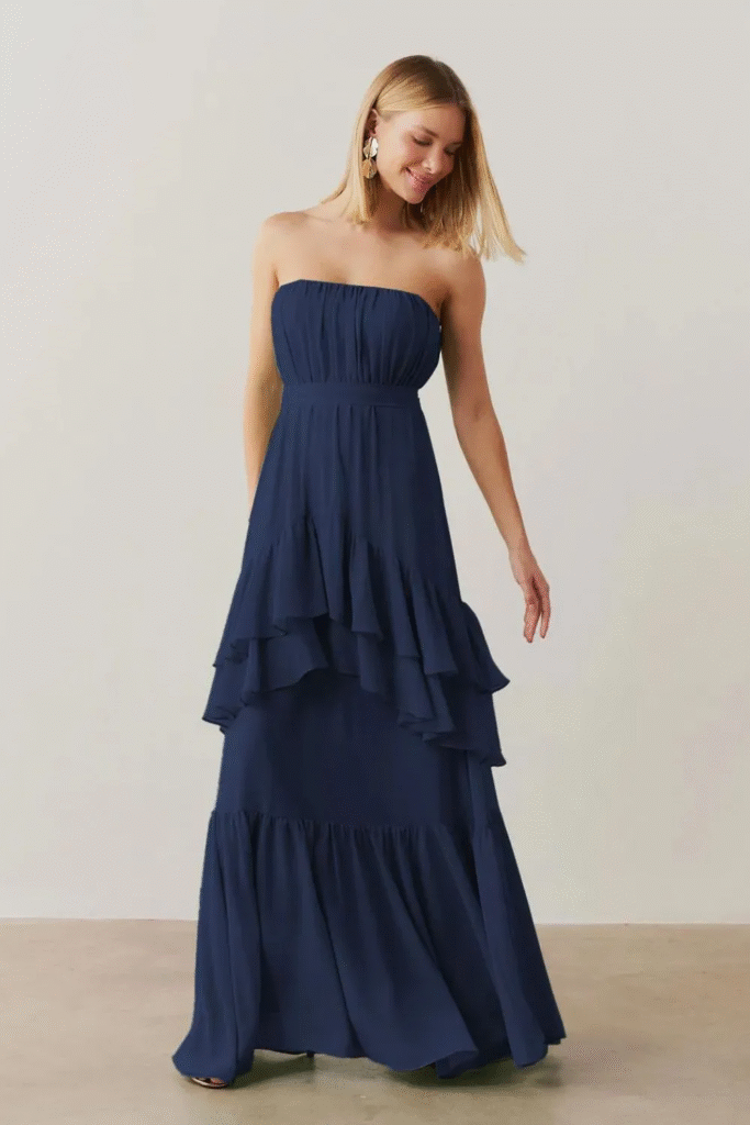 Modelo usando vestido longo azul marinho moderno com fenda Salto da Koji, ideal para convidadas de casamento sofisticadas