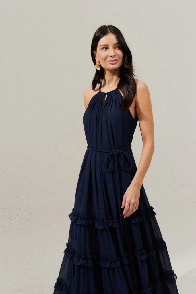 Modelo usando vestido longo azul marinho fluido com saia de babados Doha da Koji, opção romântica e leve para festas noturnas