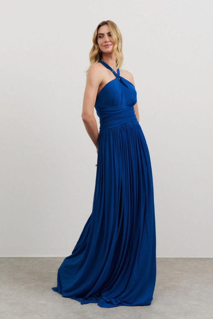 Modelo usando vestido longo azul royal vibrante com alças cruzadas Guadalupe da Koji, ideal para formaturas e jantares elegantes