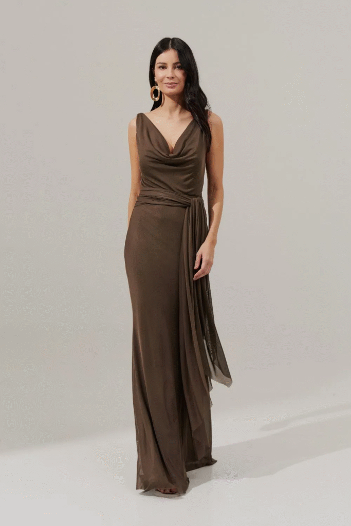 Modelo usando vestido longo marrom chocolate fluido com decote degagê Acapulco da Koji, opção moderna para formaturas e convidadas