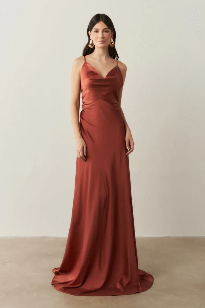 Modelo usando vestido longo de cetim terracota com decote degagê Libano da Koji, perfeito para casamentos ao pôr do sol