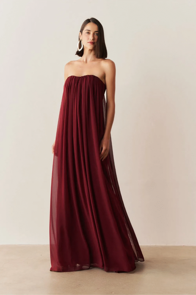 Modelo usando vestido longo de chiffon marsala tomara que caia Libia da Koji, ideal para madrinhas de casamento à noite