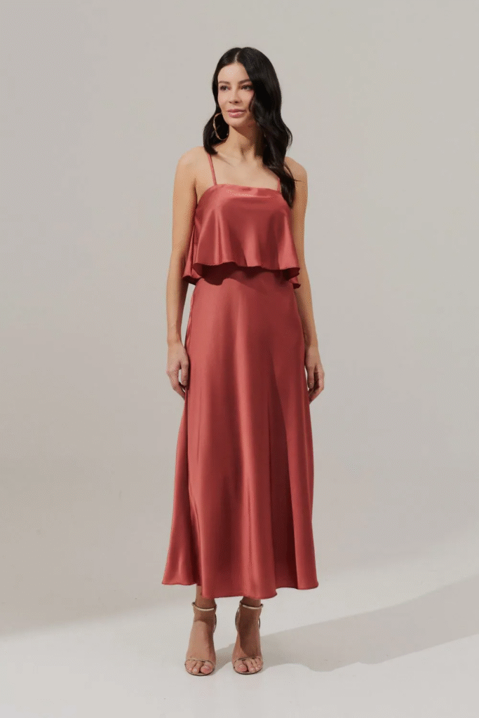 Modelo usando vestido midi slip dress de cetim terracota com alça removível Cartagena da Koji, look moderno e minimalista
