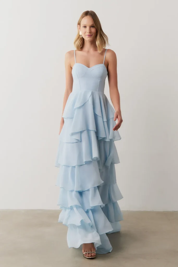 Modelo usando vestido longo fluido azul serenity Indonésia da Koji, ideal para madrinhas de casamento no campo ou praia