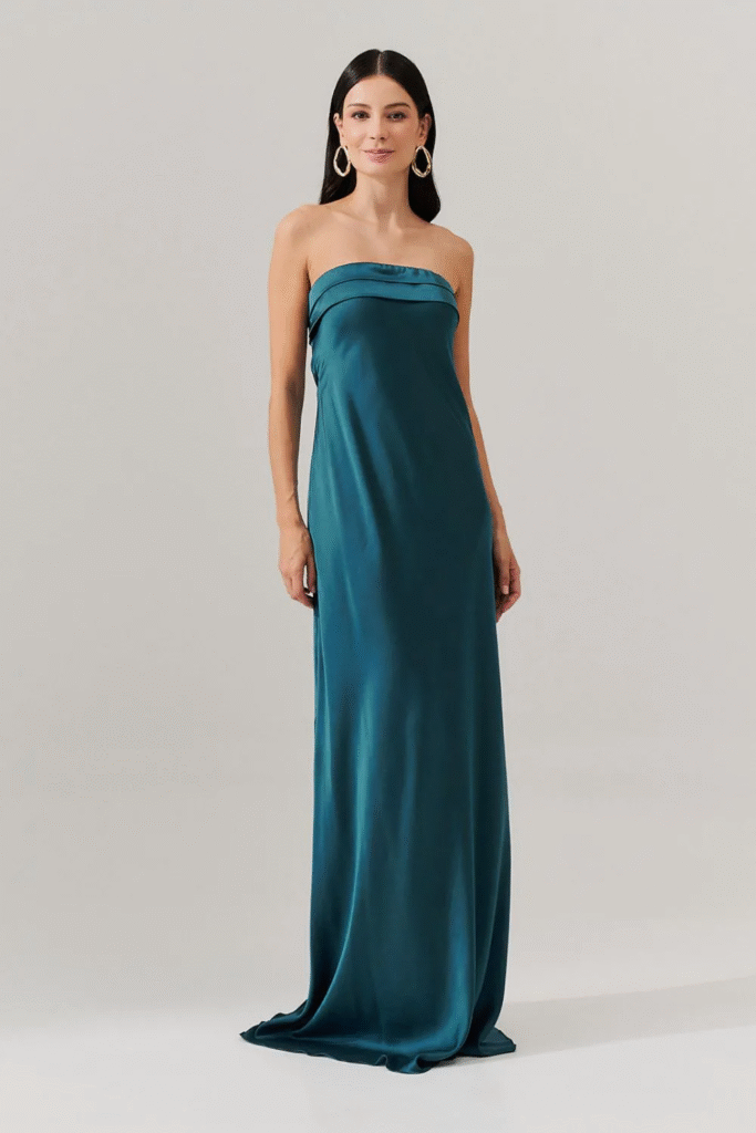 A modelo está usando o Vestido Longo Marbella Petróleo 