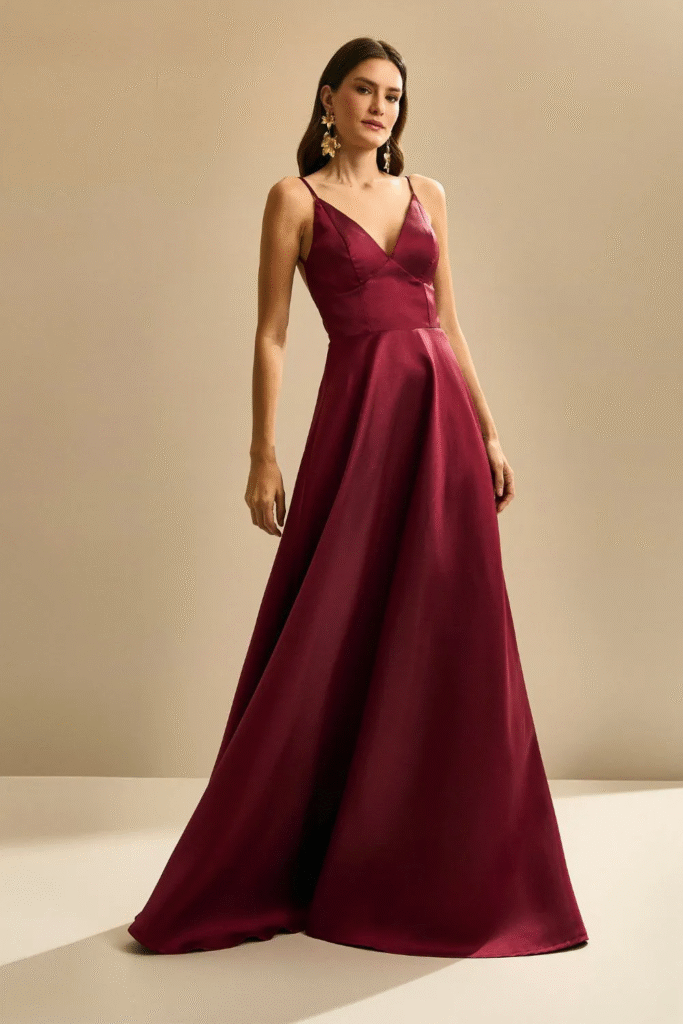 A modelo está usando o Vestido Atlanta Marsala