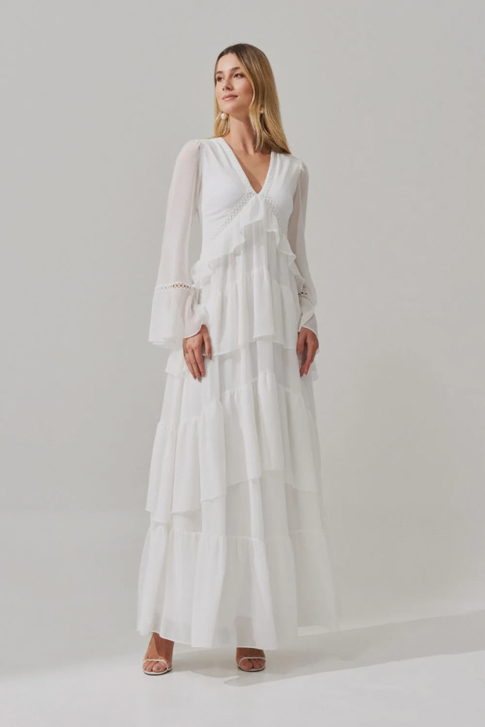 A modelo está usando o Vestido Bariloche Off White