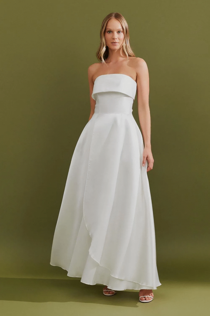 A modelo está usando o Vestido Kerry Off White