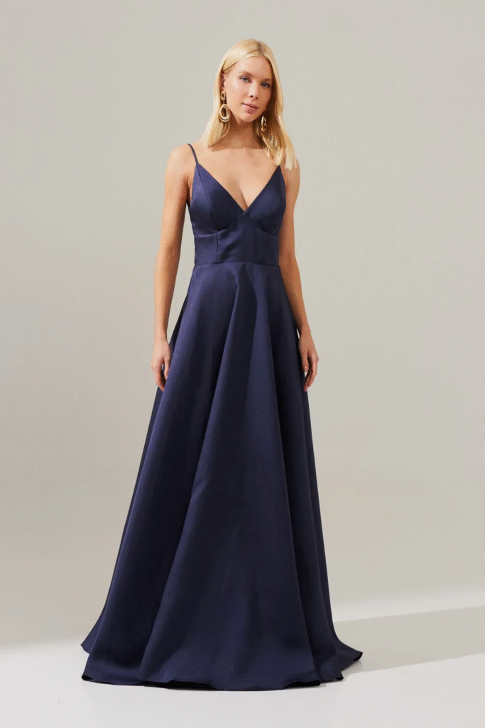 A modelo está usando o  Vestido Atlanta Marinho