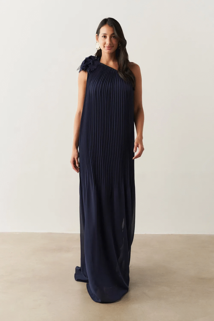 A modelo está usando o Vestido de Festa Longo e Plissado com Decote Ombro Único - Paris Marinho