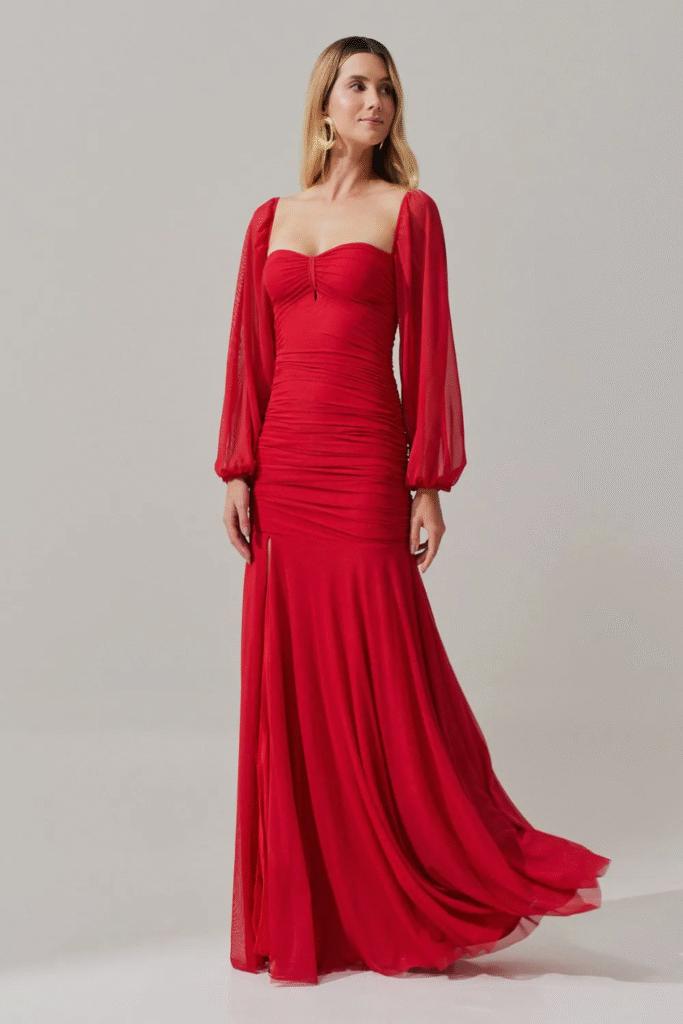 A modelo está usando o Vestido Longo com Decote Coração, Manga Longa e Fenda Lateral - Zuri Vermelho