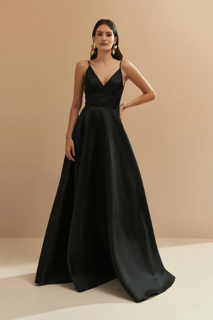 A modelo está usando o Vestido Longo com Decote V e Alça Fina - Atlanta Preto