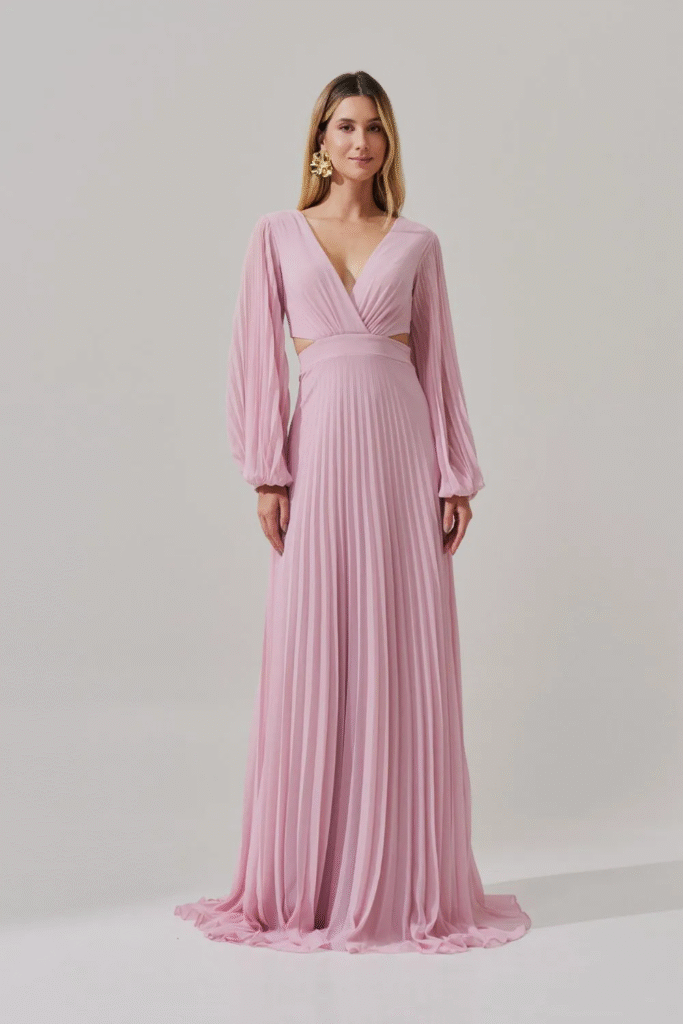 A modelo está usando o Vestido Longo com Decote V, Manga Longa e Saia Plissada - Bene Rosa