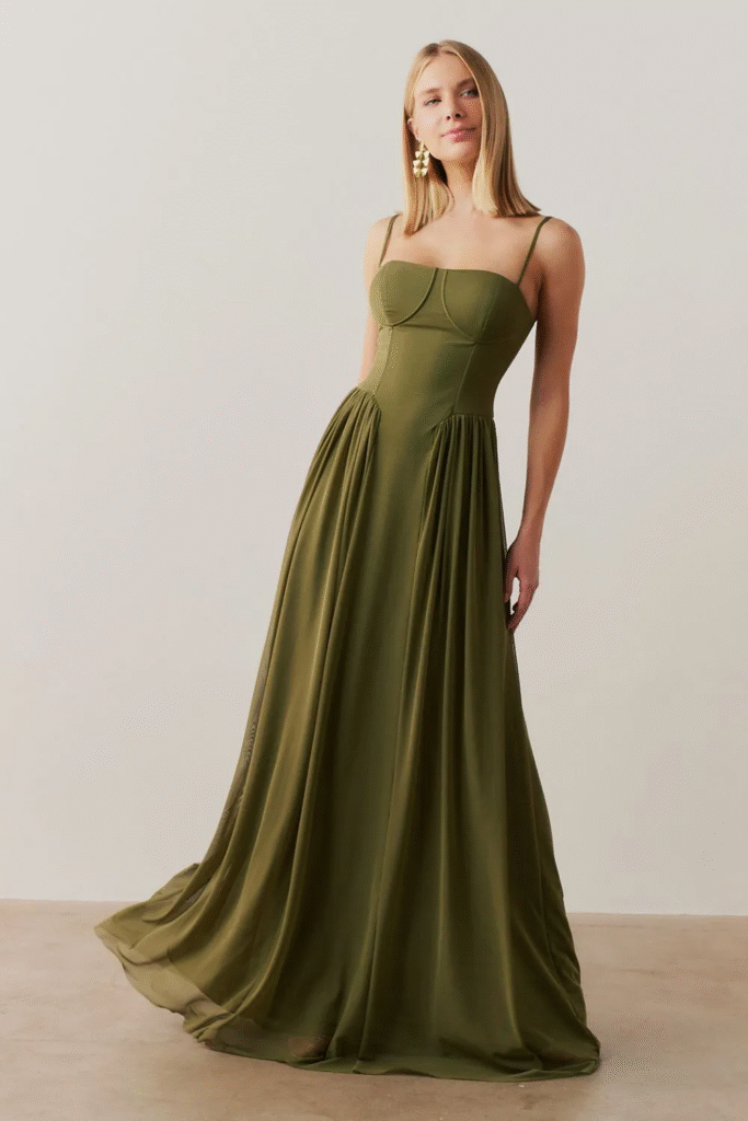 A modelo está usando o Vestido Longo, Busto Demarcado e Saia Franzida - Calgari Oliva